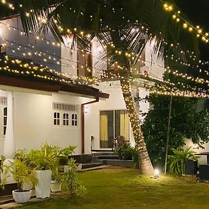 https://white-villa-transit-hotel.kandyhotelsnow.com