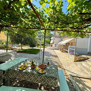 guesthouse-rondo.albaniahotels.org/